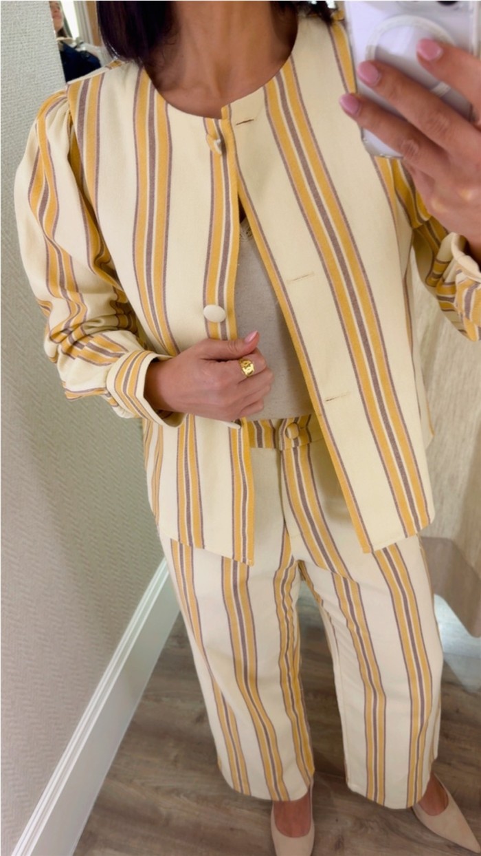 blusa fondo beige rayas amarillas rosa y marrón