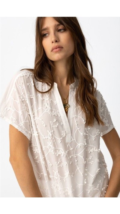 camisa blanca esbelta bordada