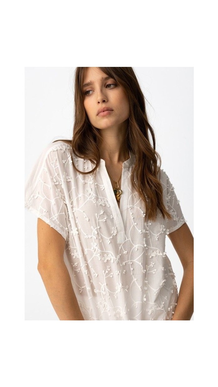 camisa blanca esbelta bordada