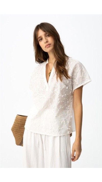 camisa blanca esbelta bordada 2