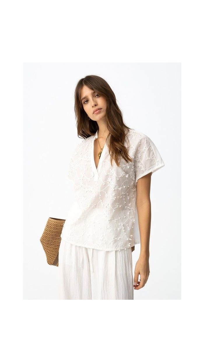 camisa blanca esbelta bordada