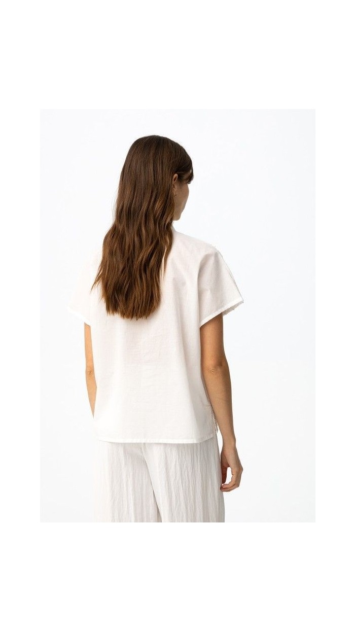 camisa blanca esbelta bordada