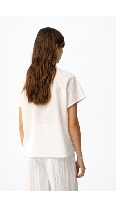 camisa blanca esbelta bordada