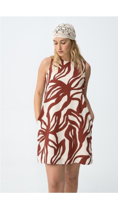 vestido corto con bolsillos laterales cuello redondo