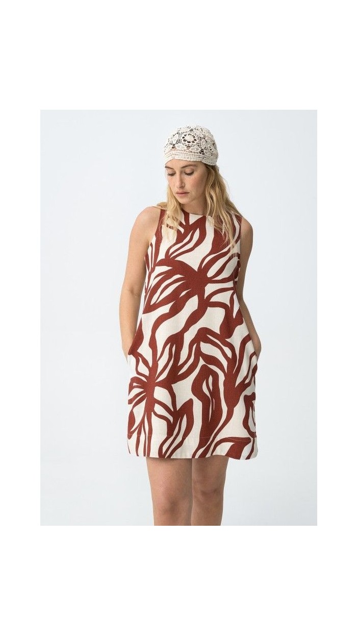 vestido corto con bolsillos laterales cuello redondo