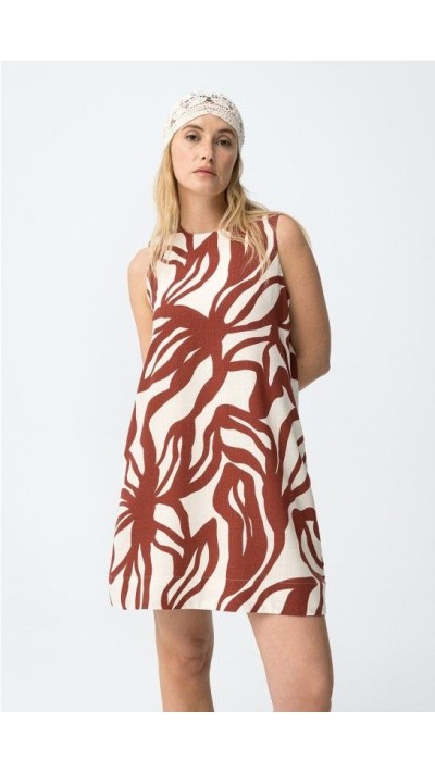 vestido corto con bolsillos laterales cuello redondo