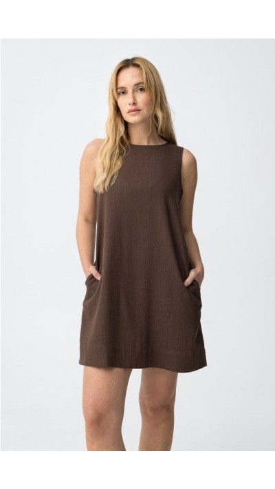 vestido corto con bolsillos laterales cuello redondo