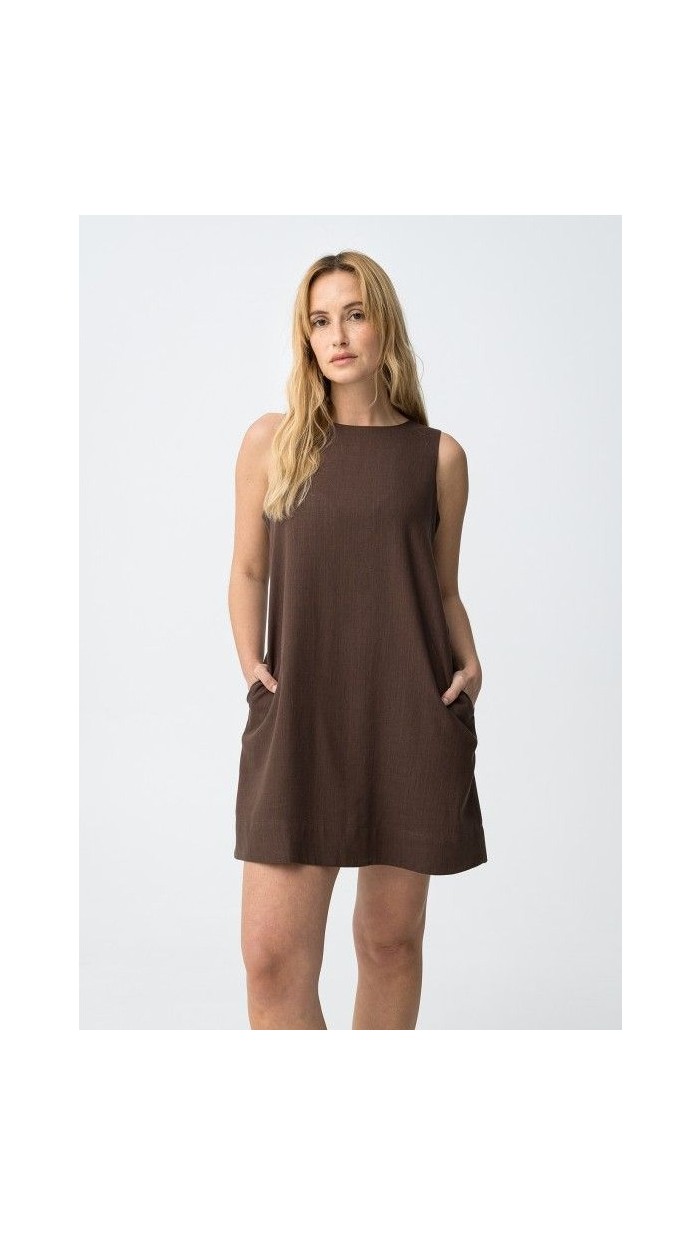 vestido corto con bolsillos laterales cuello redondo