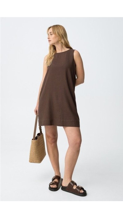 vestido corto con bolsillos laterales cuello redondo