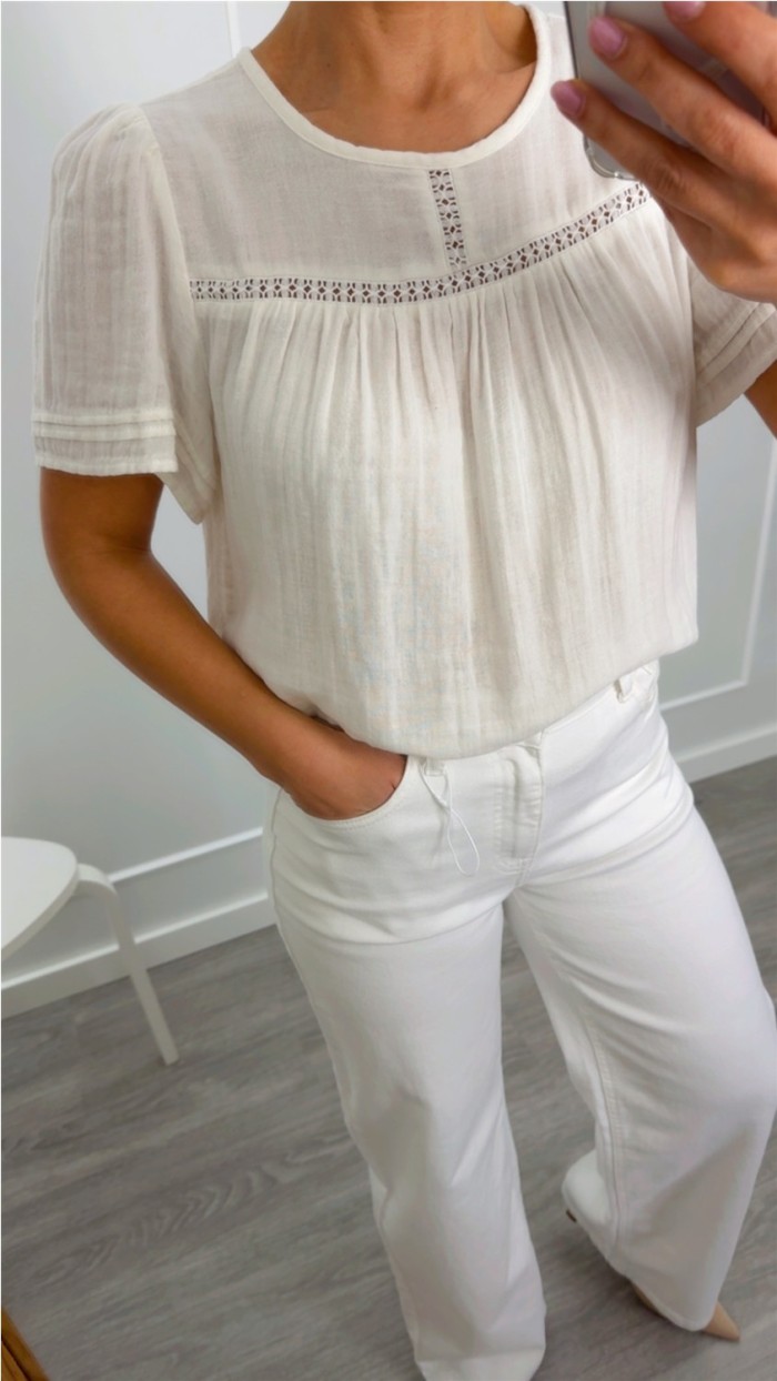 BLUSA BLANCA CON RIBETE EN HILO MANGA CORTA
