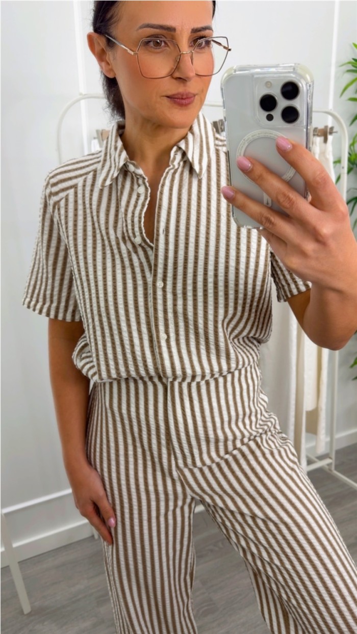 CAMISA MANGA CORTA RAYAS VERTICALES COLOR CAMEL Y BLANCO