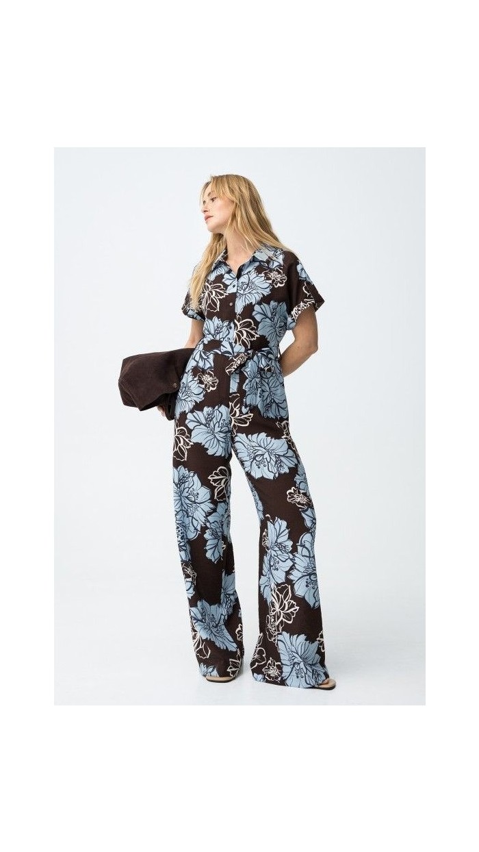 mono estampado flores fondo marrón choco y flores en azul