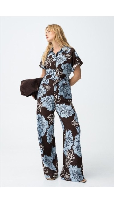 mono estampado flores fondo marrón choco y flores en azul