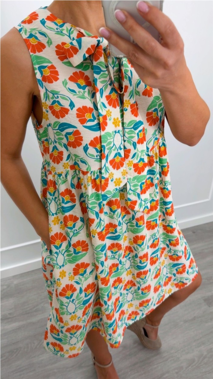 VESTIDO ESTAMPADO CON LAZO EN EL CUELLO Y BOLSILLOS