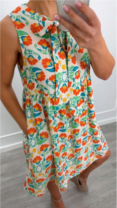 VESTIDO ESTAMPADO CON LAZO EN EL CUELLO Y BOLSILLOS