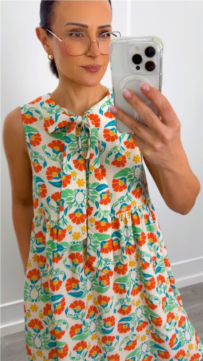 VESTIDO ESTAMPADO CON LAZO EN EL CUELLO Y BOLSILLOS