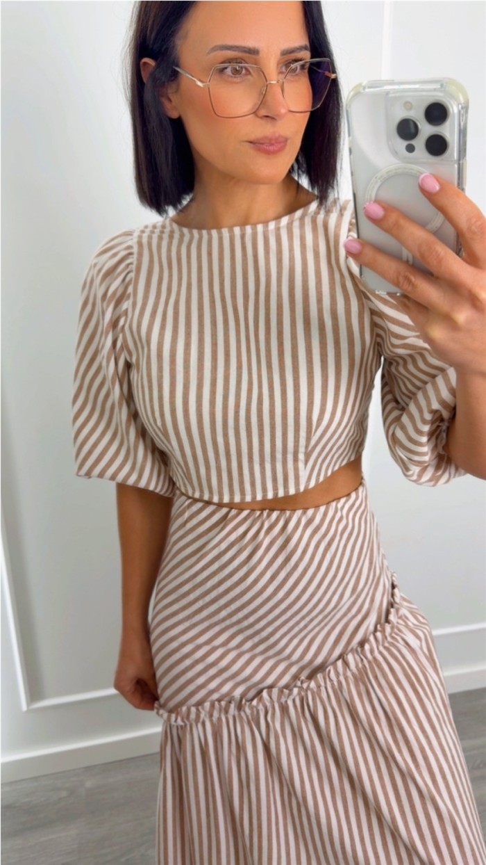 TOP MANGA ABULLONADA LAZADA ESPALDA, ESTAMPADO RAYAS FONDO BEIGE