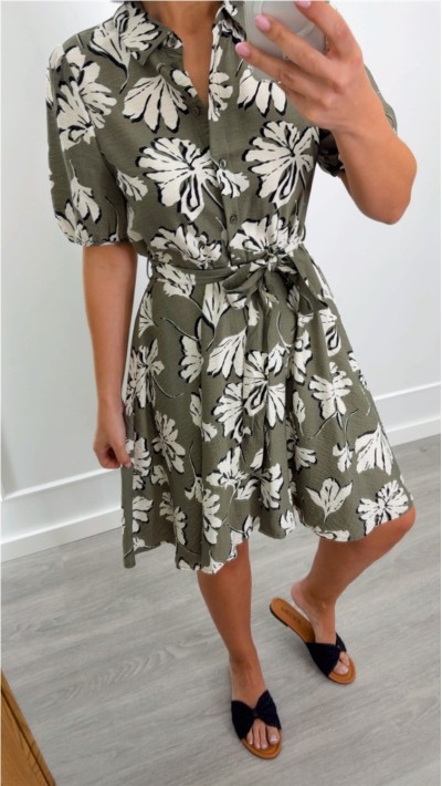 VESTIDO CAMISERO CORTO FONDO VERDE ESTAMPADO FLORES , CINTO DETALLE