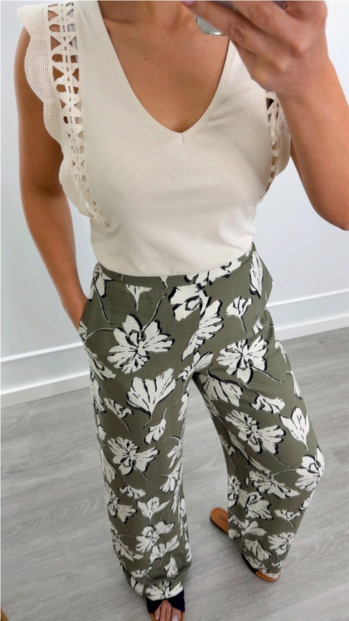 PANTALÓN FORNDO VERDE ESTAMPADO FLORES , GOMA EN CINTURA.