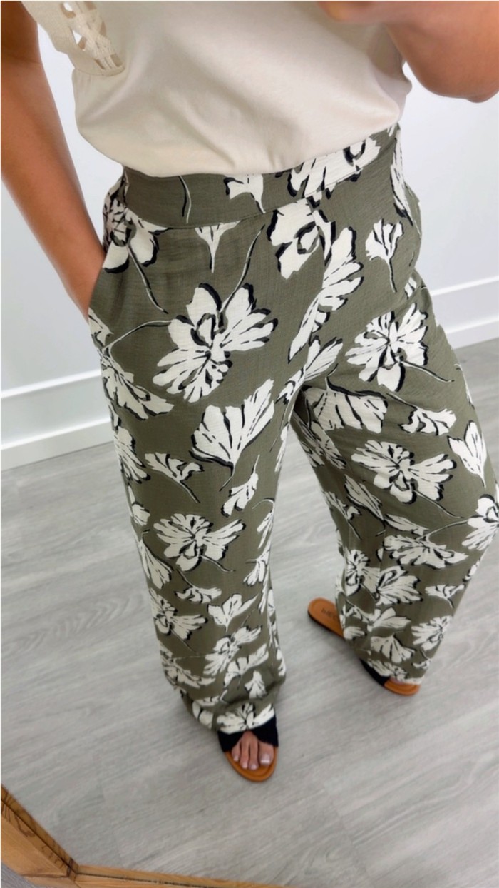 PANTALÓN FORNDO VERDE ESTAMPADO FLORES , GOMA EN CINTURA.