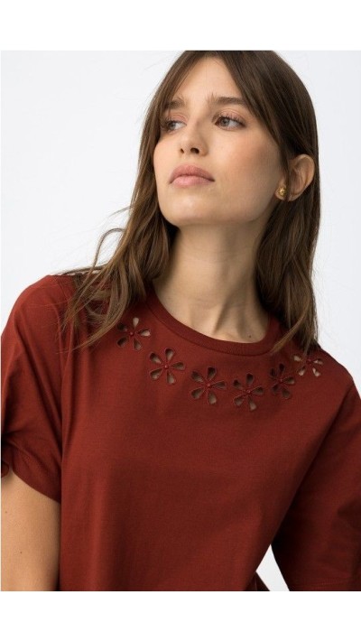 CAMISETA FLORES BORDADAS ESCOTE MANGA ABULLONADA