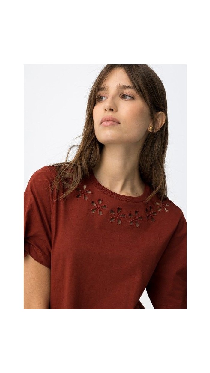 CAMISETA FLORES BORDADAS ESCOTE MANGA ABULLONADA