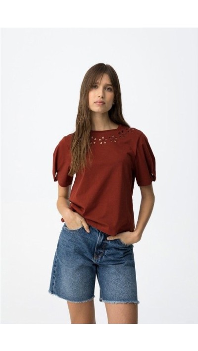 CAMISETA FLORES BORDADAS ESCOTE MANGA ABULLONADA 2