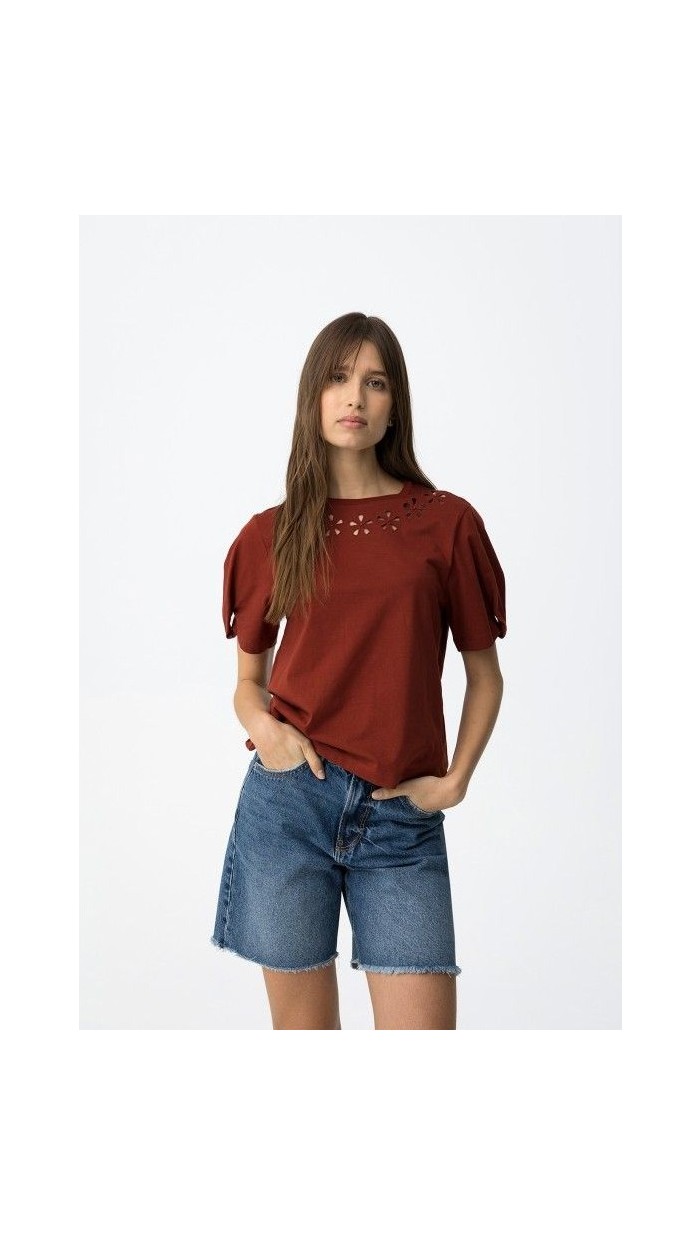 CAMISETA FLORES BORDADAS ESCOTE MANGA ABULLONADA