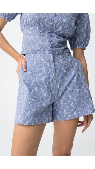 SHORT CORTO CALADO AZUL
