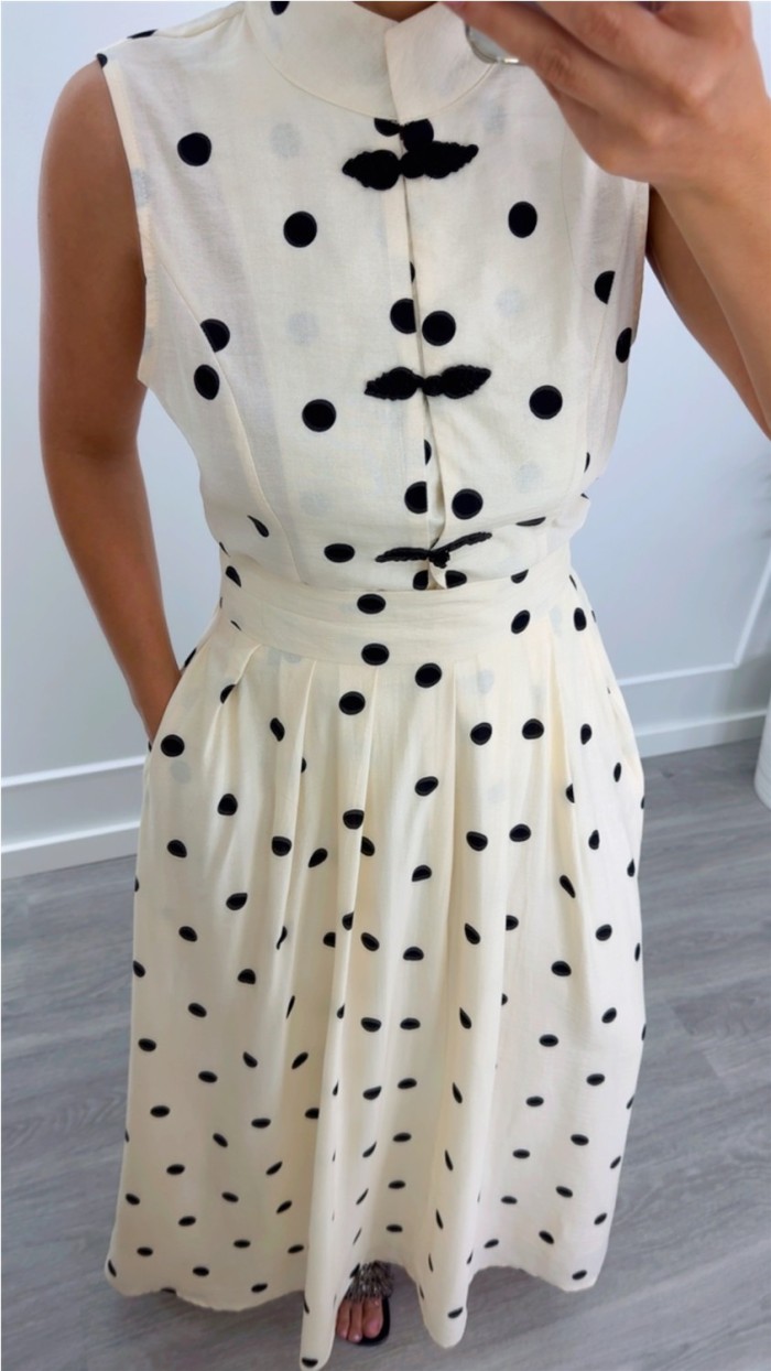 BLUSA SIN MANGAS FONDO BEIGE LUNAR NEGRO CORTE JAPONES