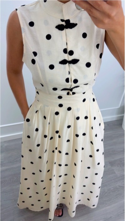 BLUSA SIN MANGAS FONDO BEIGE LUNAR NEGRO CORTE JAPONES