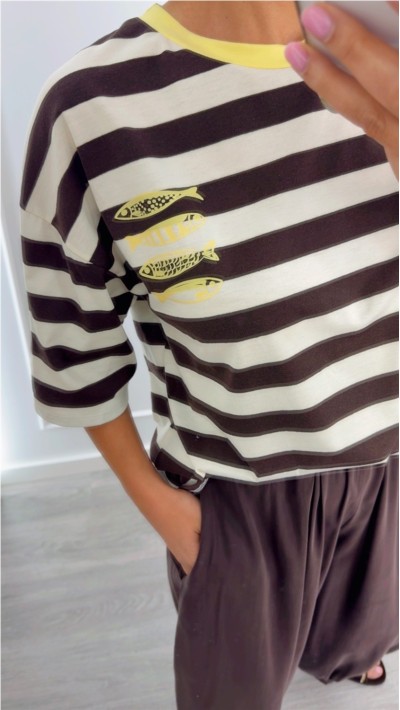 CAMISETA MARRÓN CHOCO DETALLE AMARILLO