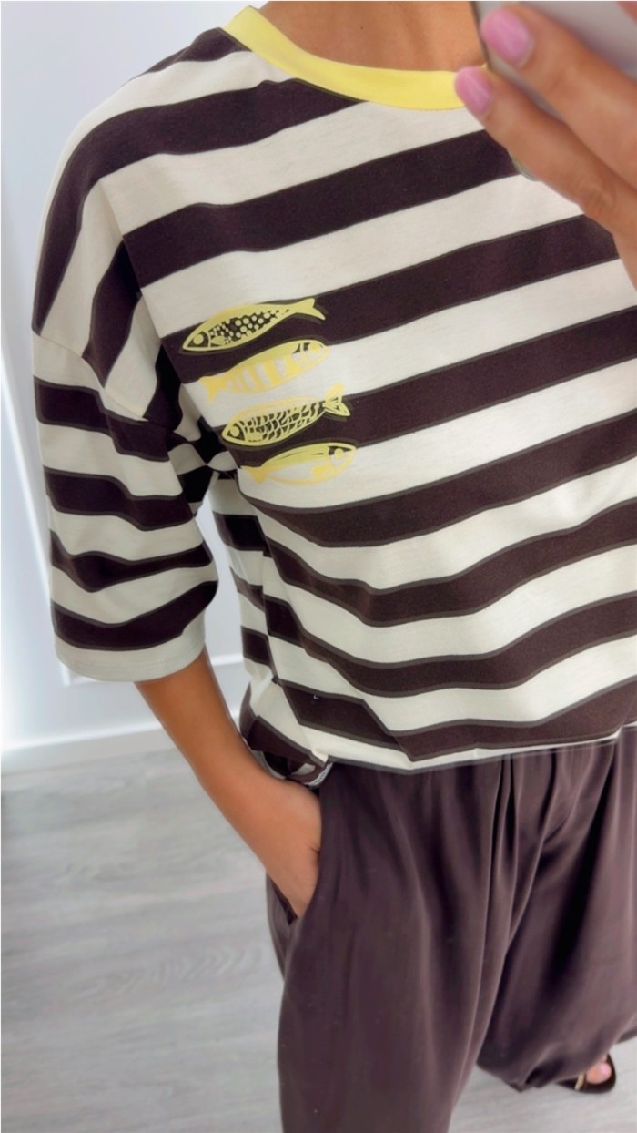 CAMISETA MARRÓN CHOCO DETALLE AMARILLO
