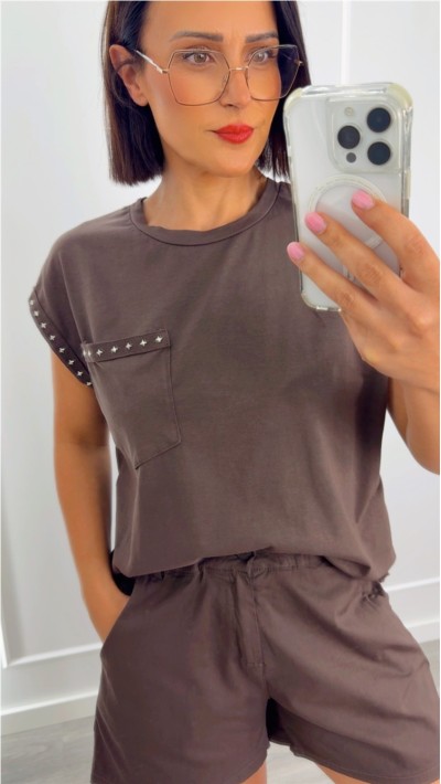 CAMISETA MARRÓN DETALLE ESTRELLAS PLATA MANGA Y BOLSILLO