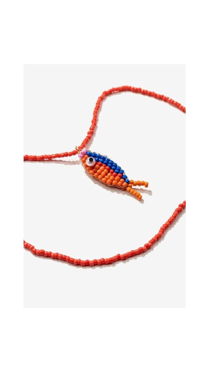 Collar fino con cuentas en naranja y colgante en forma de pez con deta