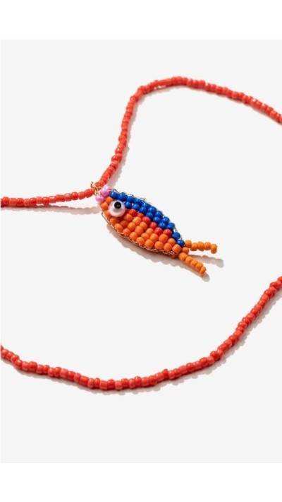 Collar fino con cuentas en naranja y colgante en forma de pez con deta