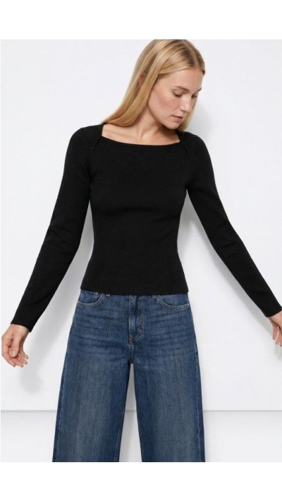 Camiseta ajustada de color negro, manga larga, escote cuadrado y costu