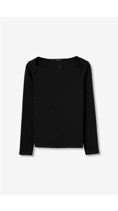 Camiseta ajustada de color negro, manga larga, escote cuadrado y costu