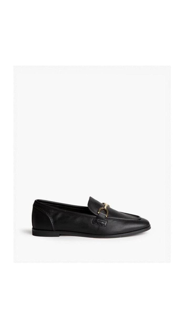MOCASÍN NEGRO DETALLA DORADO