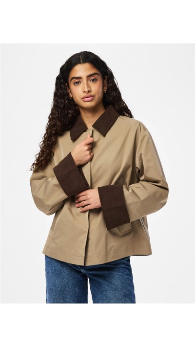 CHAQUETA TRENCH BEIGE CON CUELLO Y PUÑOS A CONTRASTE