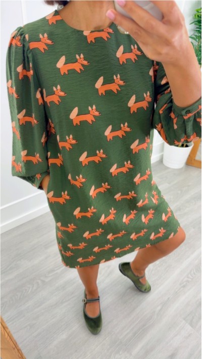 VESTIDO FONDO VERDE ESTAMPADO ZORROS CON BOLSILLOS