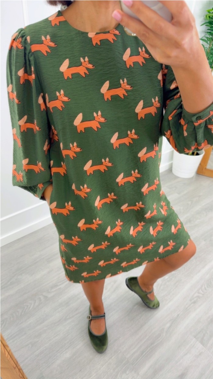 VESTIDO FONDO VERDE ESTAMPADO ZORROS CON BOLSILLOS