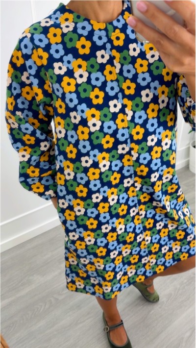 VESTIDO CORTO FONDO AZUL MARINO FLORES CON BOLSILLOS LATERALES 2