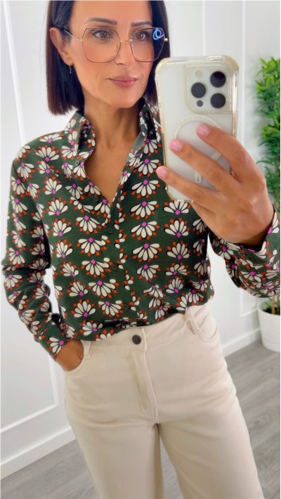 CAMISA FONDO VERDE FLORES BLANCAS