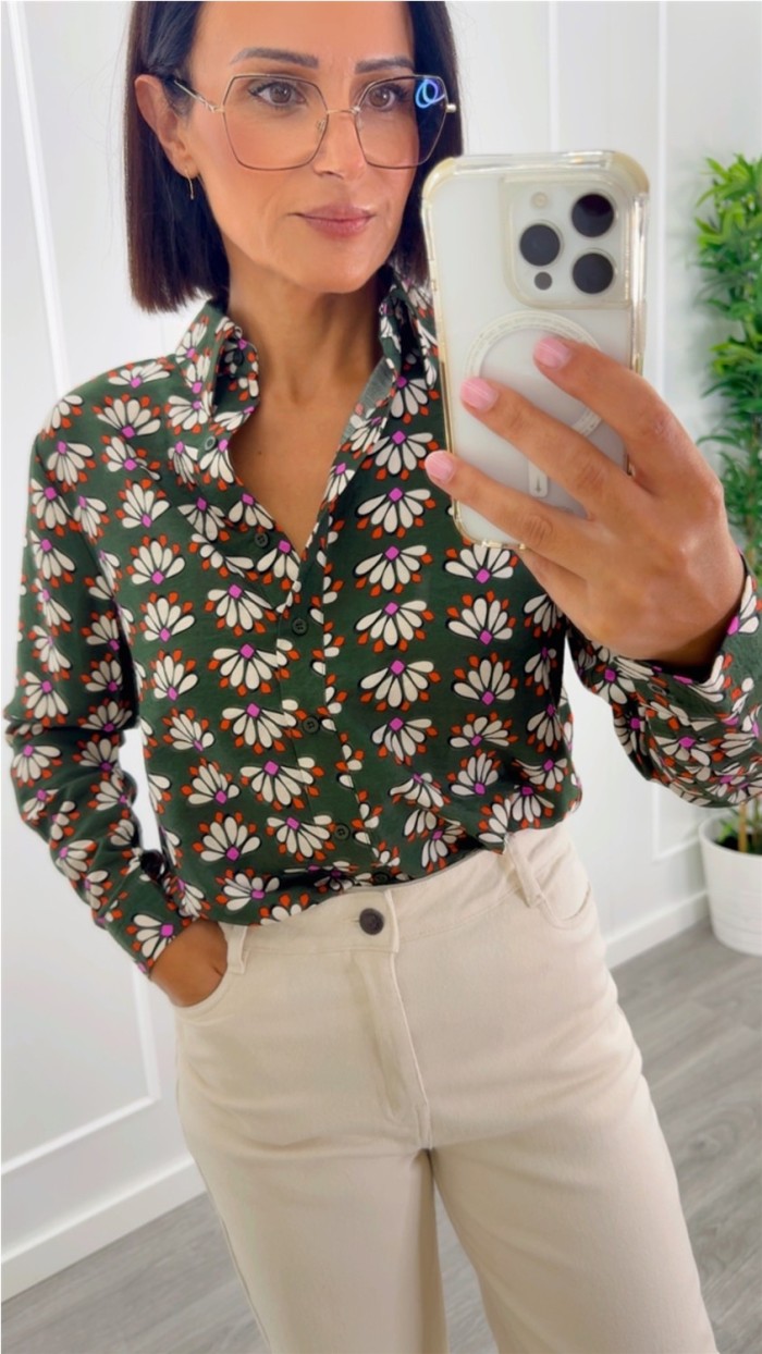 CAMISA FONDO VERDE FLORES BLANCAS