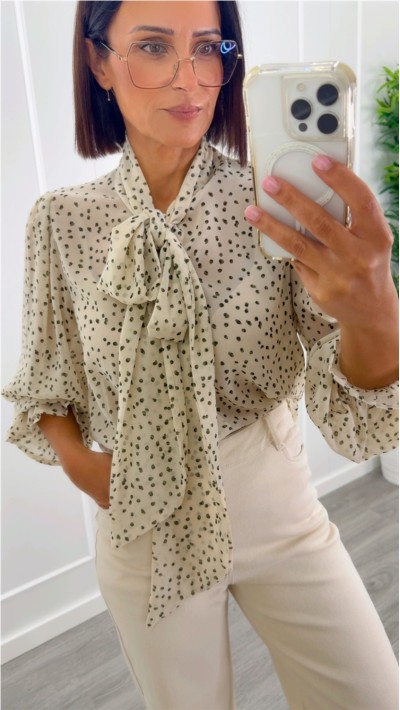 BLUSA FONDO BEIGE LAZO CON MOTITAS VERDE