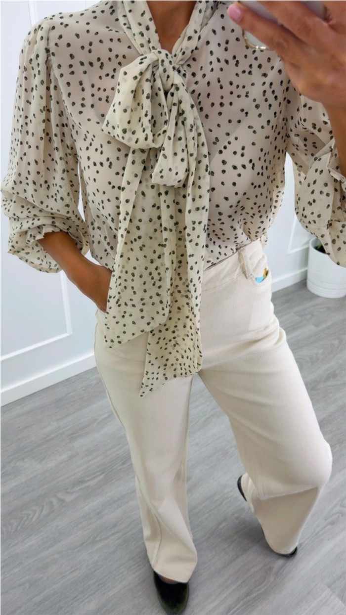 BLUSA FONDO BEIGE LAZO CON MOTITAS VERDE