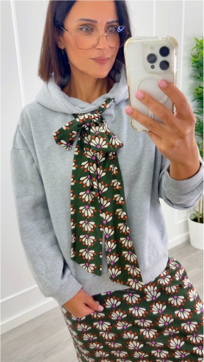 SUDADERA CON CAPUCHA CON DETALLE LAZO ESTAMPADO