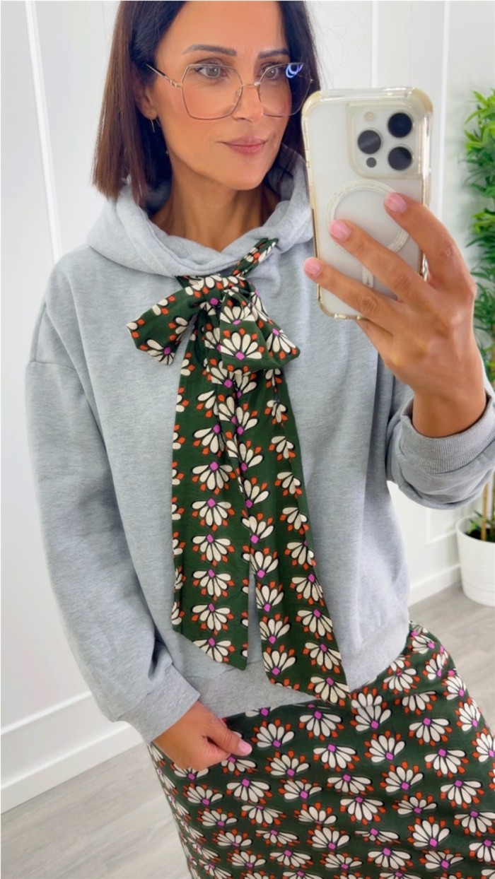 SUDADERA CON CAPUCHA CON DETALLE LAZO ESTAMPADO