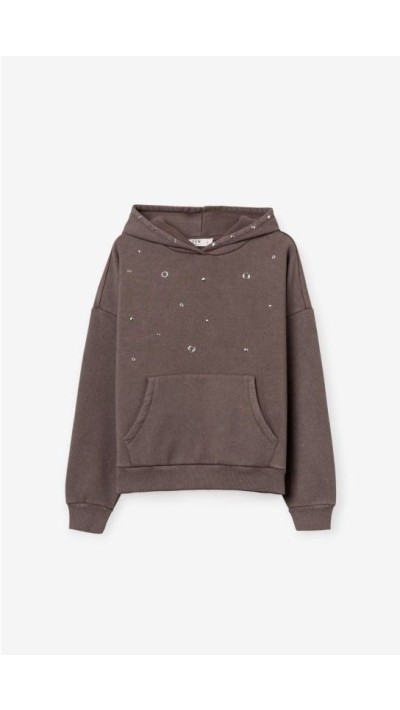 sudadera gris capucha detalles de metal